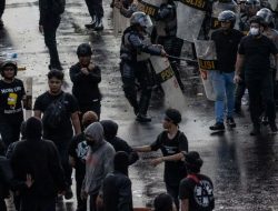 Martabat yang Ditonton: Spektakel Stadion dan Perang Ruang Publik Indonesia