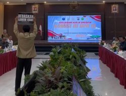 Seorang Mahasiswa UGM Geruduk Rapat DPR di Polda Jogja Sambil Mengangkat Poster #BebaskanKawanKami