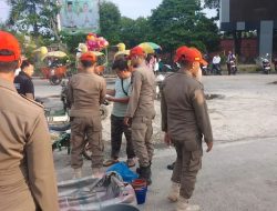 Pedagang di Taman Kota Bangkinang Digusur Paksa Satpol PP dengan Alasan Merusak Keindahan Kota dan Proyek Renovasi Tim Sukses Bupati?